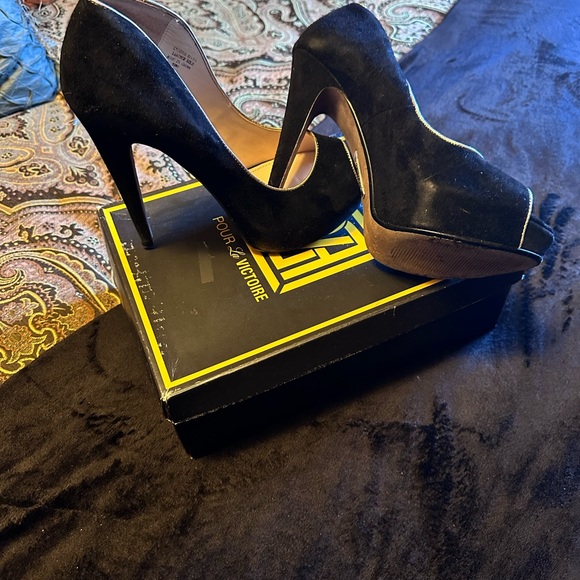 Suede peep toe pumps with gold trim. - Picture 6 of 7